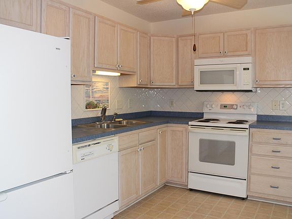 3rd image of 904 Courtyard E