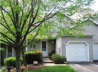 4 Meadow Pond Rd, Hamburg, NJ 07419