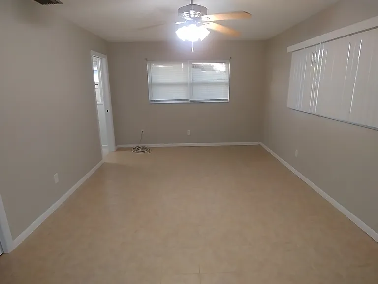 Primary, owner's suite w/walk-in closet.