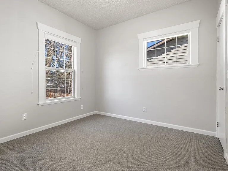 709 McKenzie Ave — Photo 17