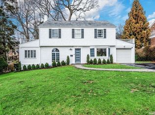 24 Pond Park Rd, Great Neck, NY 11023