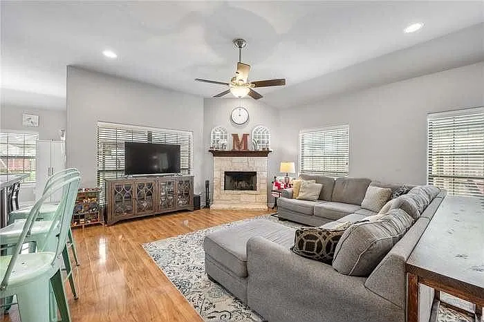 3 bed, 1822 sqft, $1,550 — Photo 3