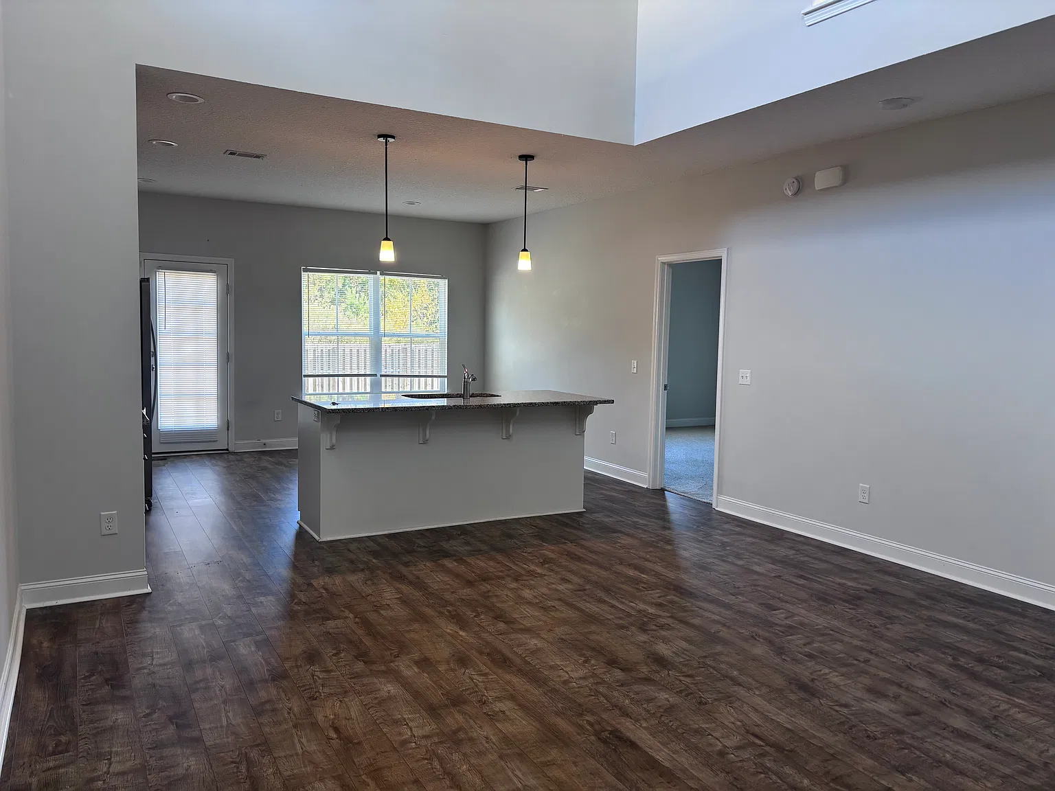 4 bed, 2.5 bath, 1962 sqft, $2,195 — Photo 3
