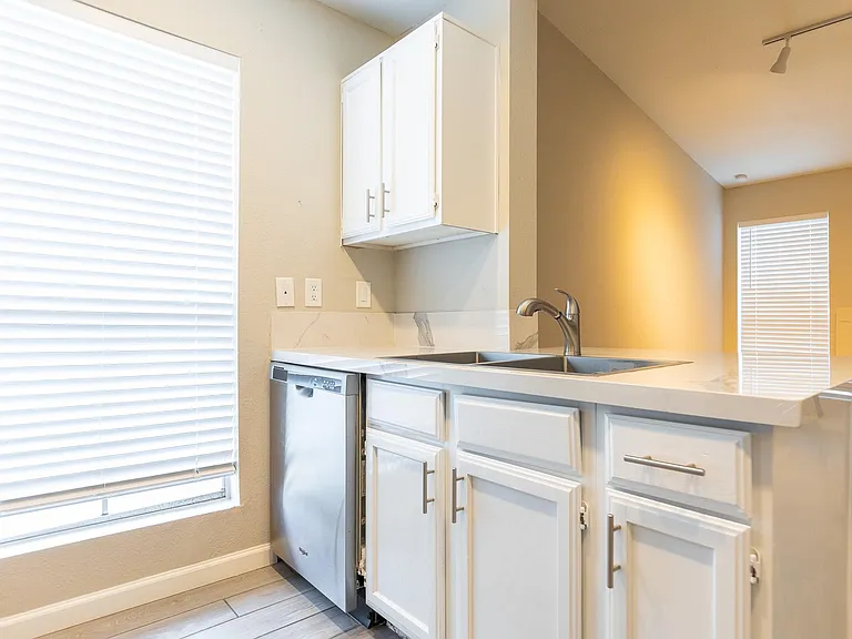 3900 Woodchase Dr #13 — Photo 2