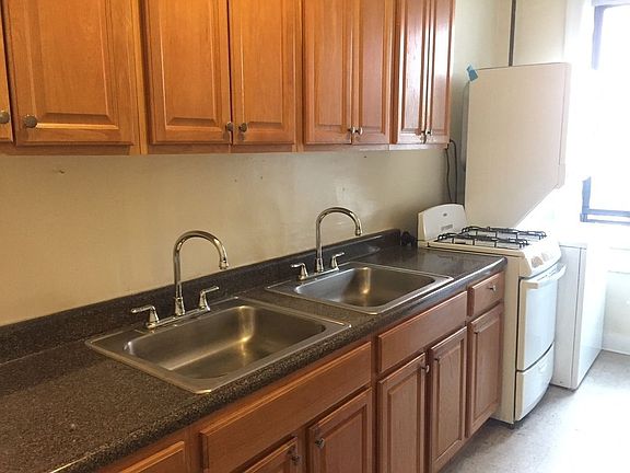 5th image of 437 Kingston Ave APT B10