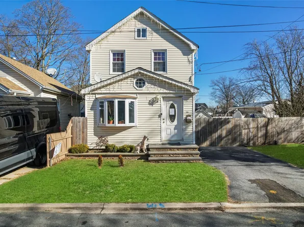 250 Ferraris Street, Copiague, NY 11726