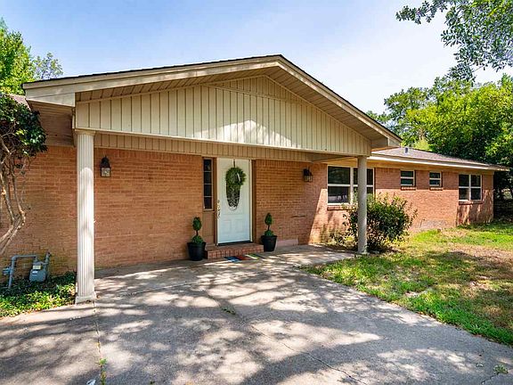 3rd image of 1402 Auburn Dr