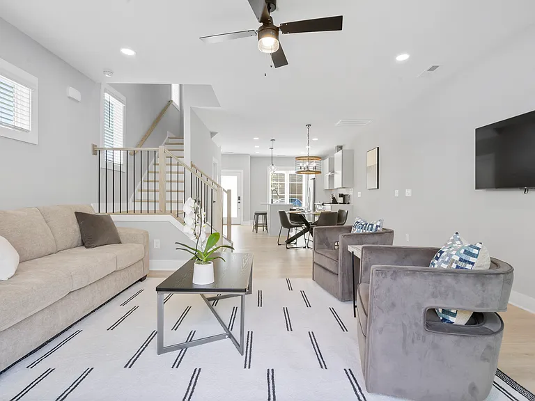 206 Freeland Ln — Photo 11