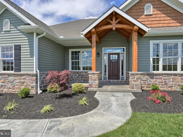 22 Rolling Meadow Rd, Lebanon, PA 17046