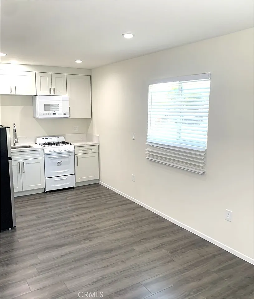Studio, 300 sqft, $1,600 — Photo 4