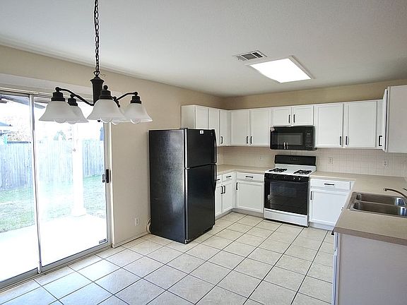 5th image of 104 Stanford Dr