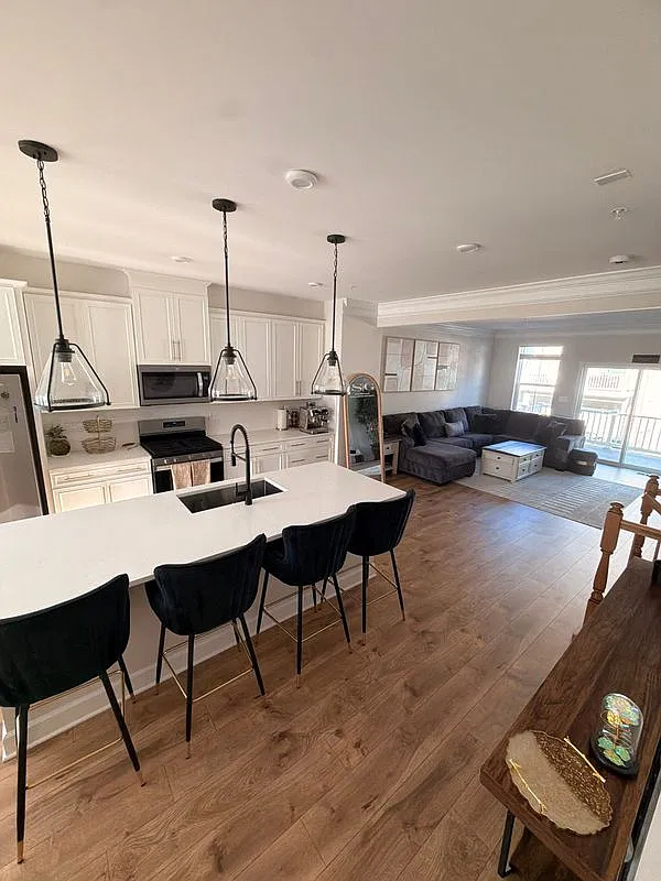 3 bed, 4.0 bath, 2149 sqft, $3,600 — Photo 3