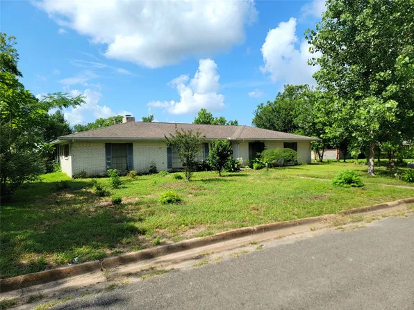 706 W 4th St, Clarksville, TX 75426