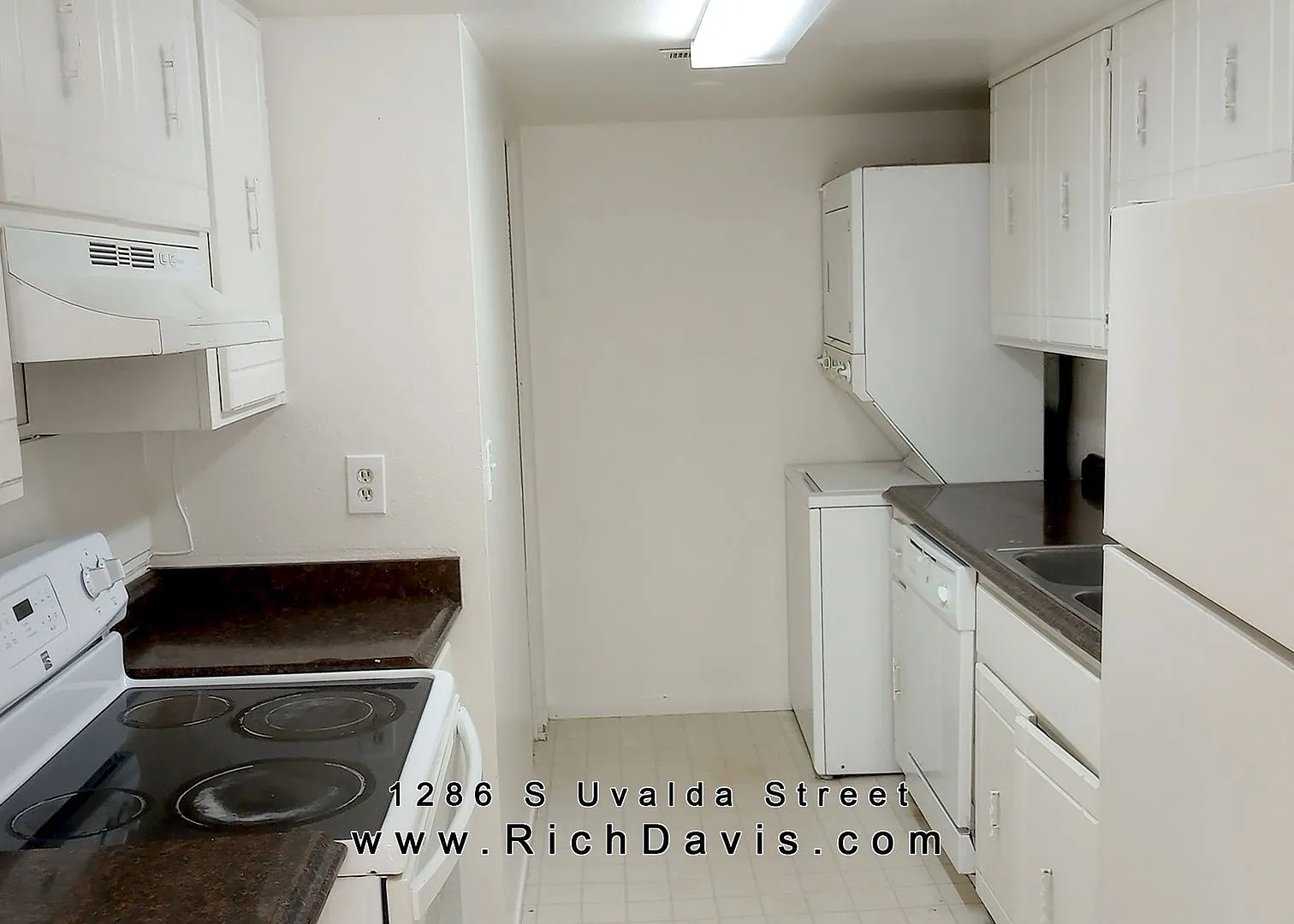 2 bed, 1 Bath, 900 sqft with washer/dryer hookups and 1 car garage — Photo 2