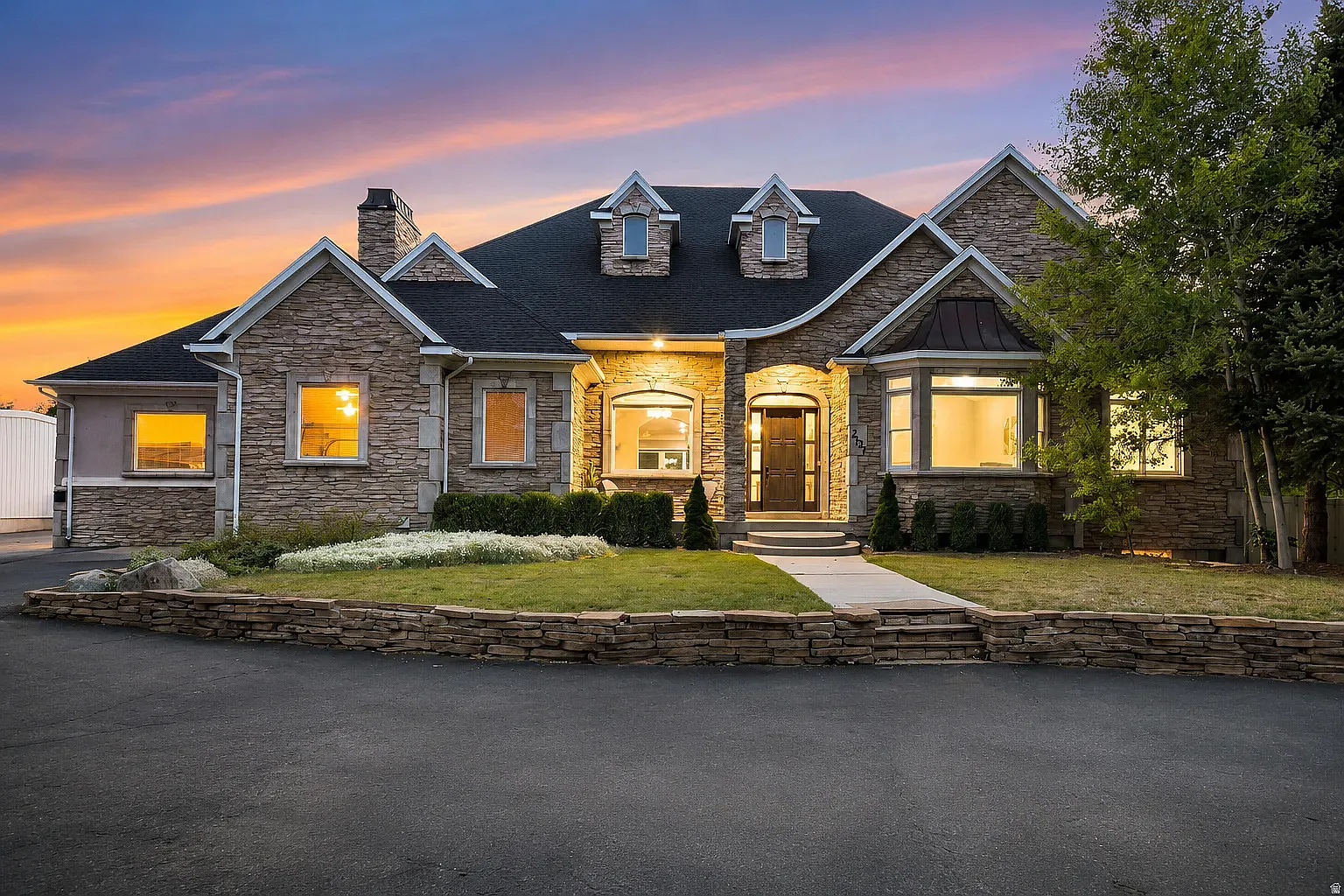5 bed, 4.5 bath, 6634 sqft, $5,895 — Photo 1