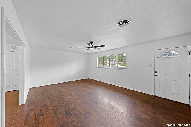 4 bed, 2.0 bath, 2004 sqft, $2,500 — Photo 4