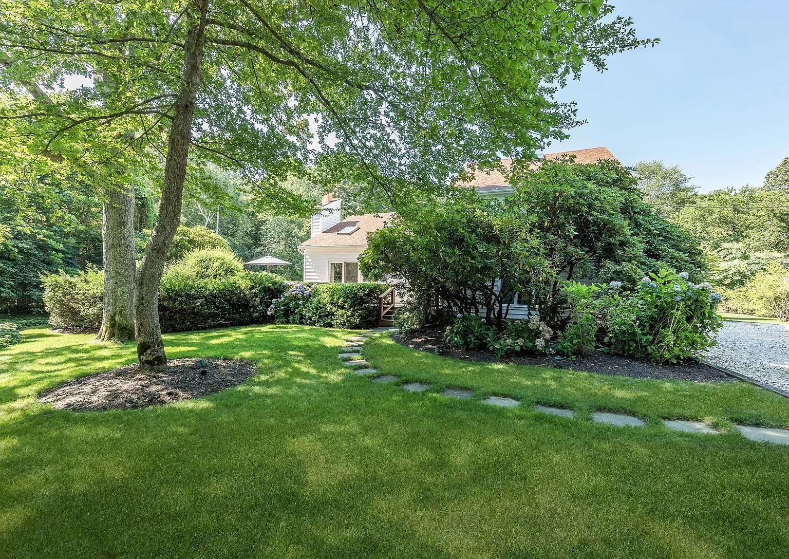 Elegant Oasis with Golf Course Views — Photo 3