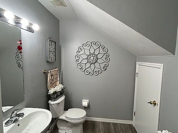 4th image of 570 NW 50th Blvd