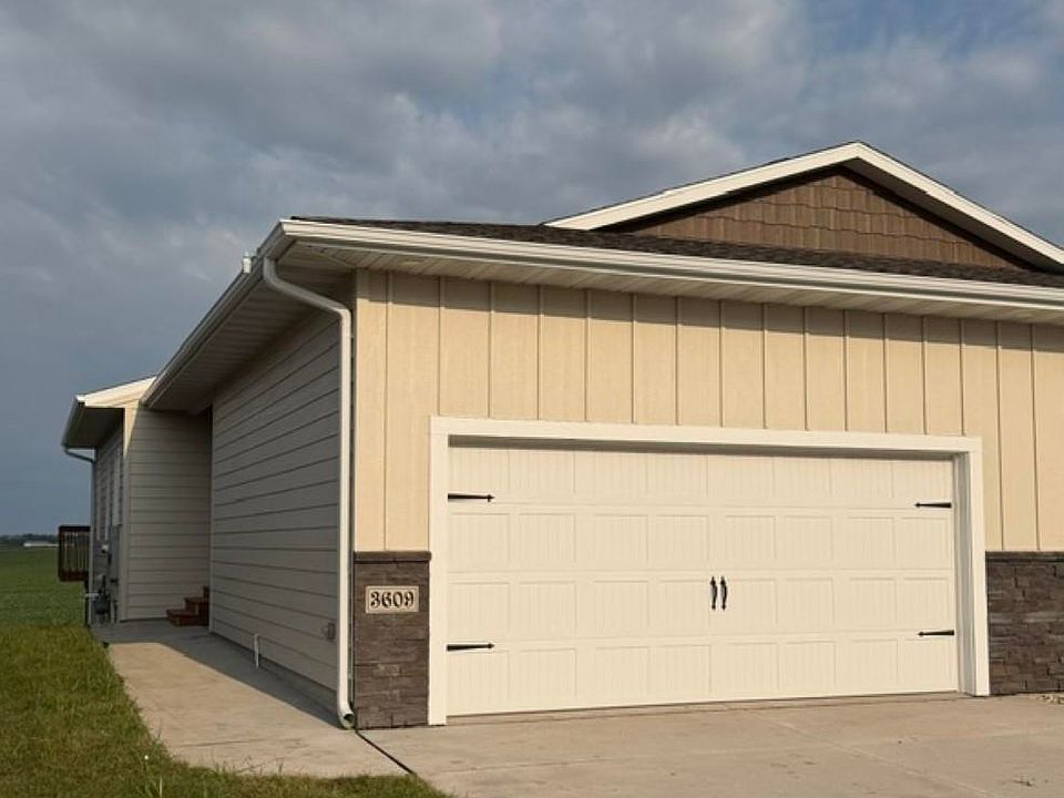 1st image of 3609 S Heather Ave