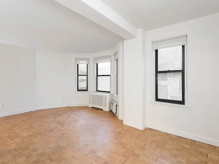 Midtown Apartments — Photo 6