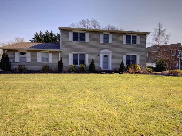 6 Lincoln Avenue, Dix Hills, NY 11746