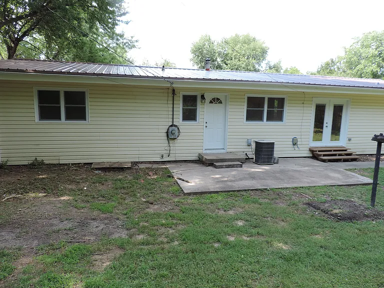 804 E Clark St — Photo 17