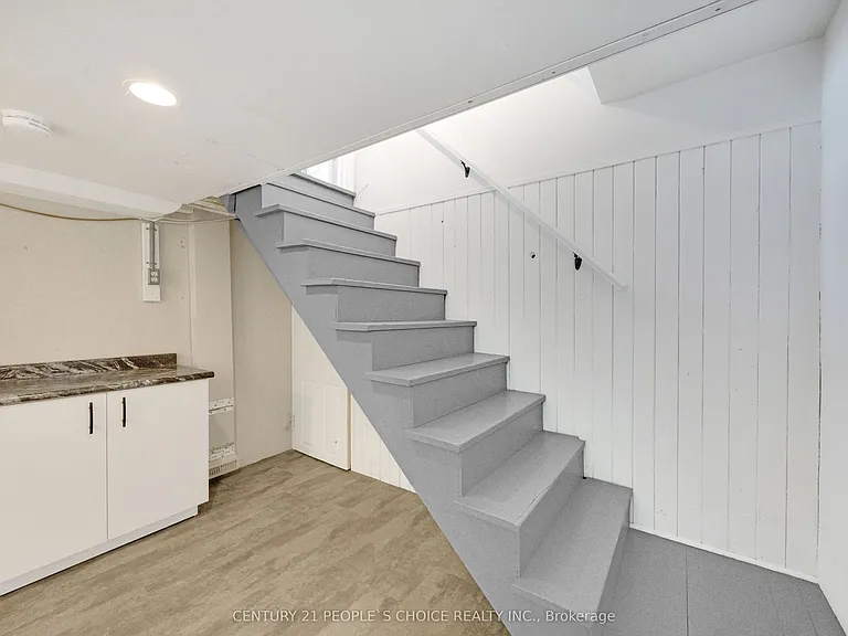50 Columbia St W — Photo 28