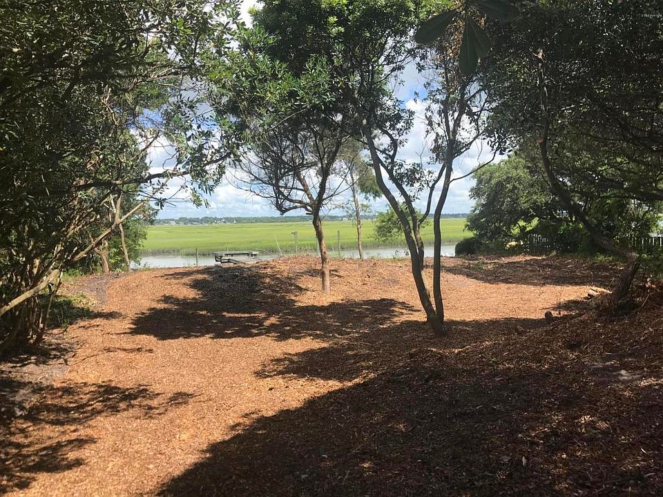 2nd image of 305 Beach Rd N
