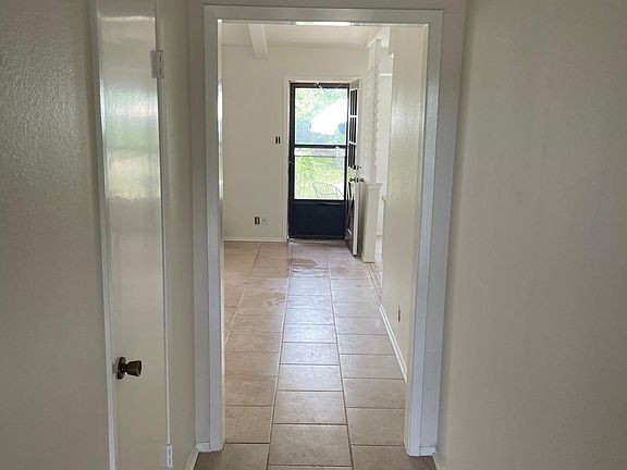 3rd image of 802 Powderhorn Dr