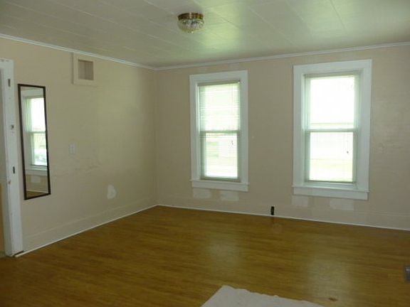 3rd image of 117 W Bath St