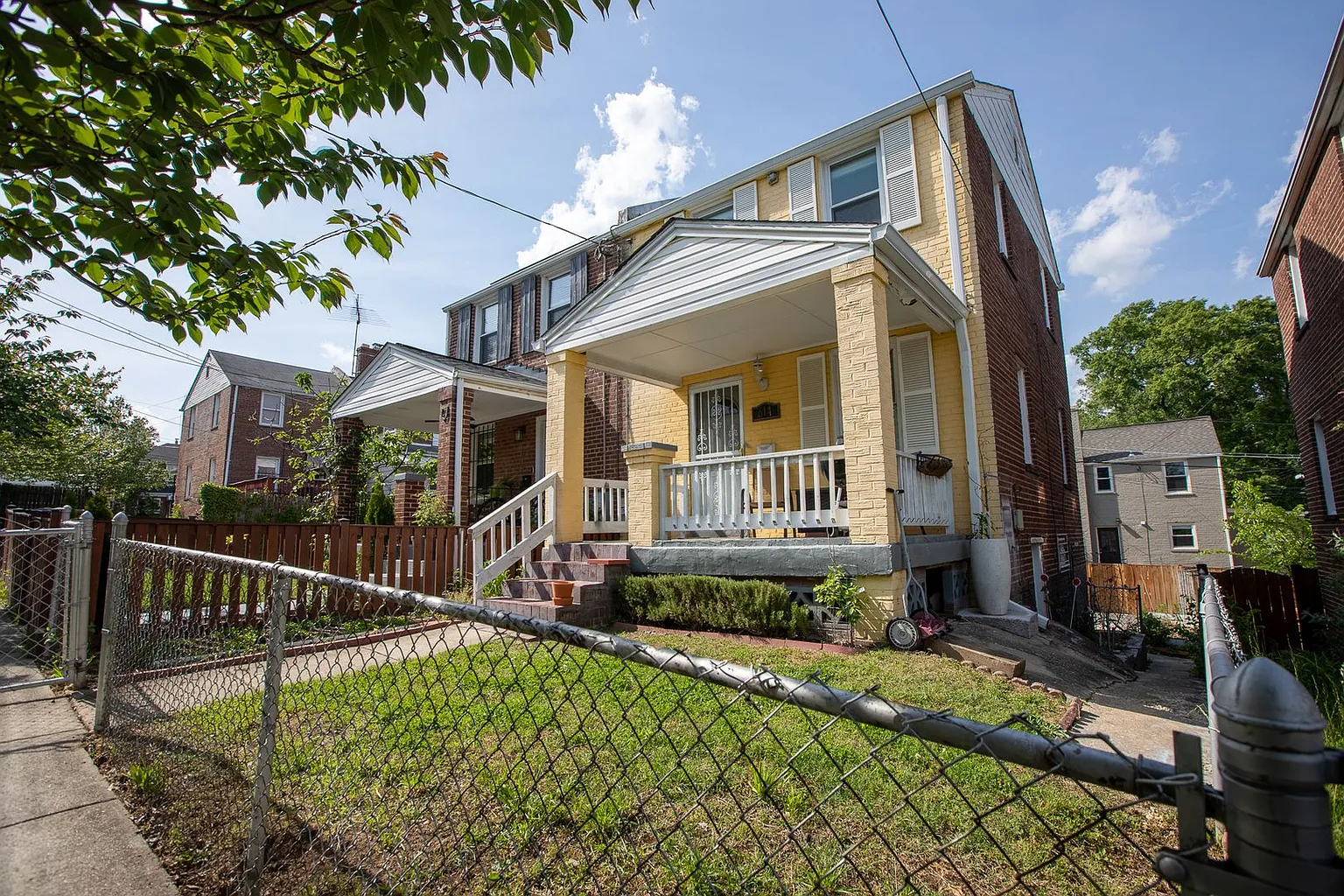 614 Farragut Pl NE photo 1
