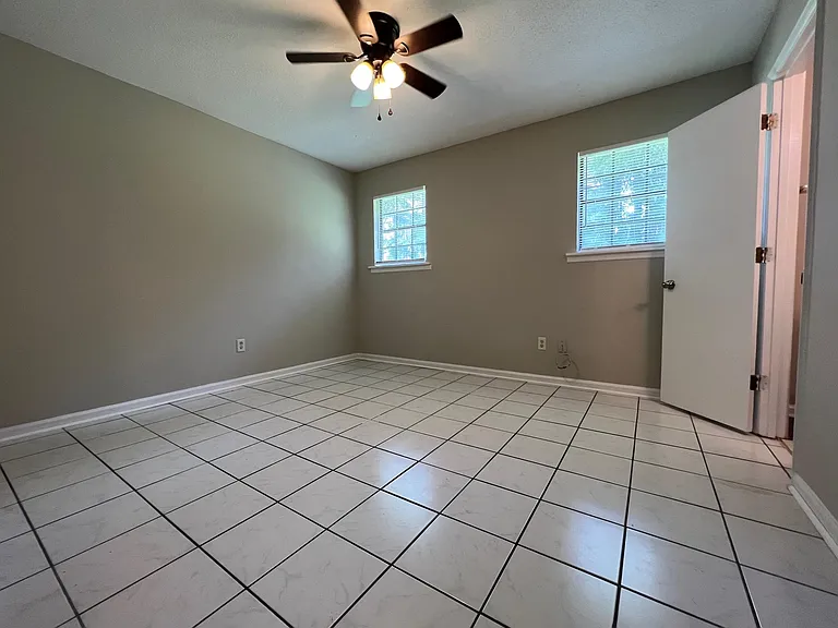 813 Robin Hood Trl — Photo 11