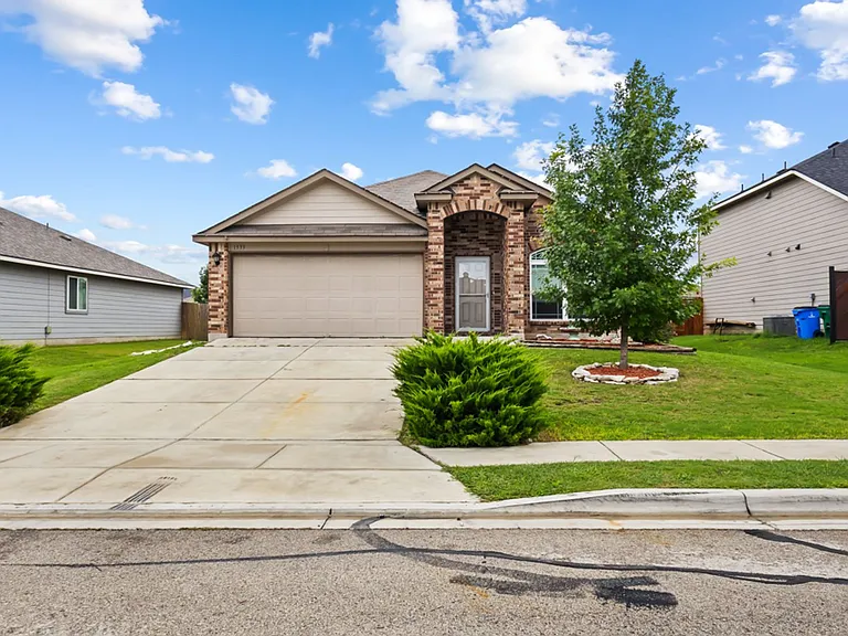 1533 Redbridge Dr — Photo 2