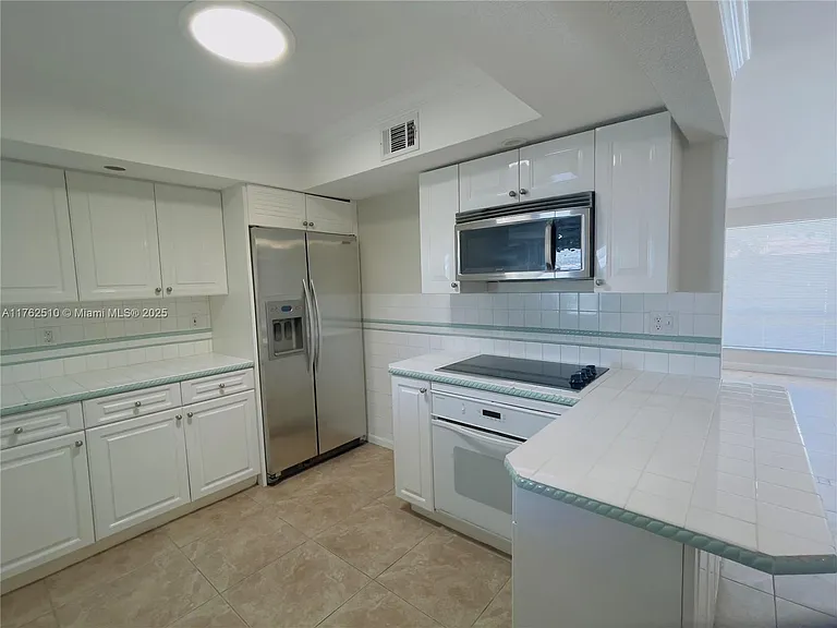349 NE 31st St — Photo 4
