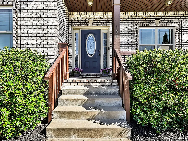 109 Easton Dr — Photo 3
