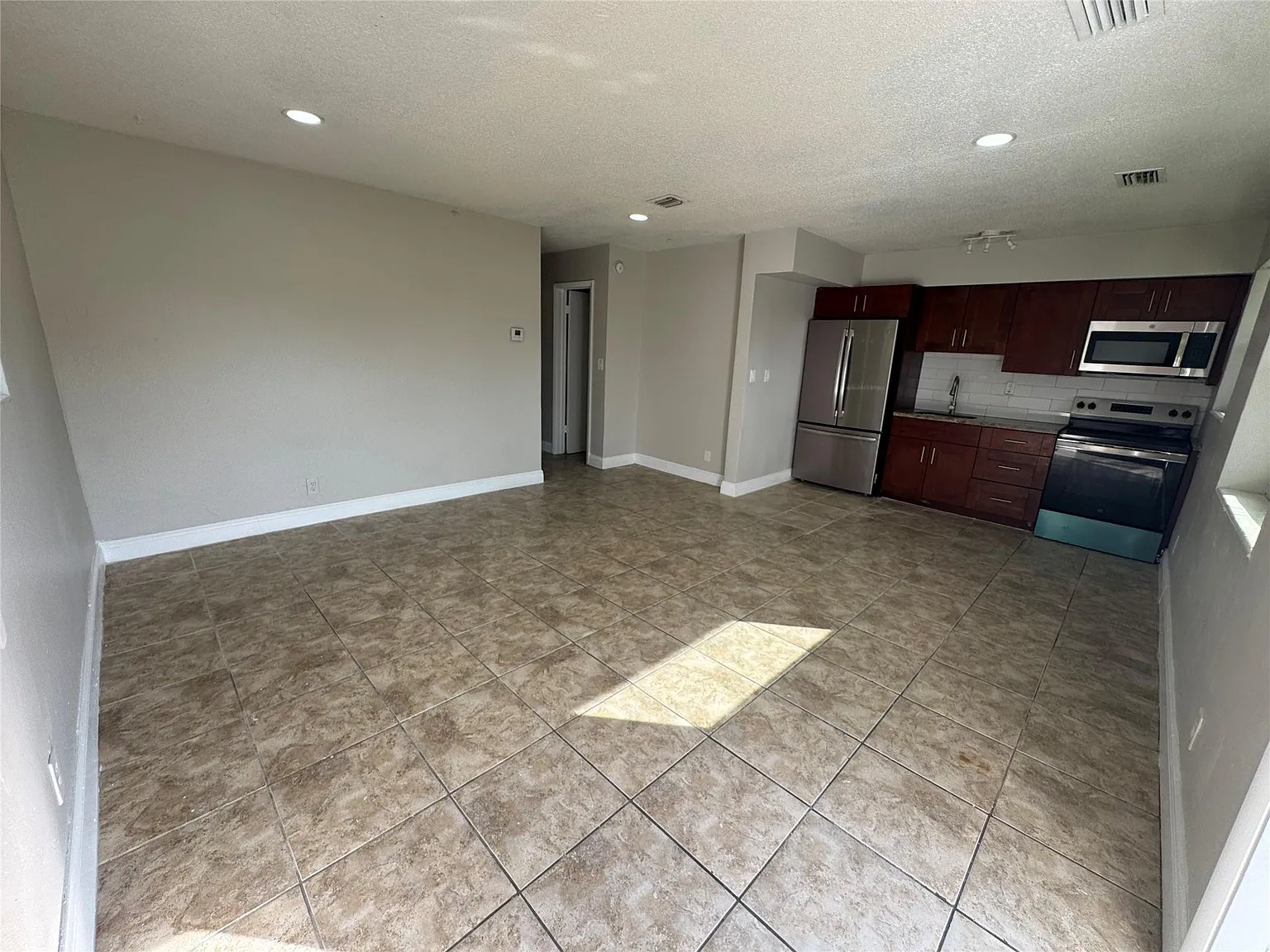 2 bed, 1.0 bath, 700 sqft, $1,900 — Photo 3