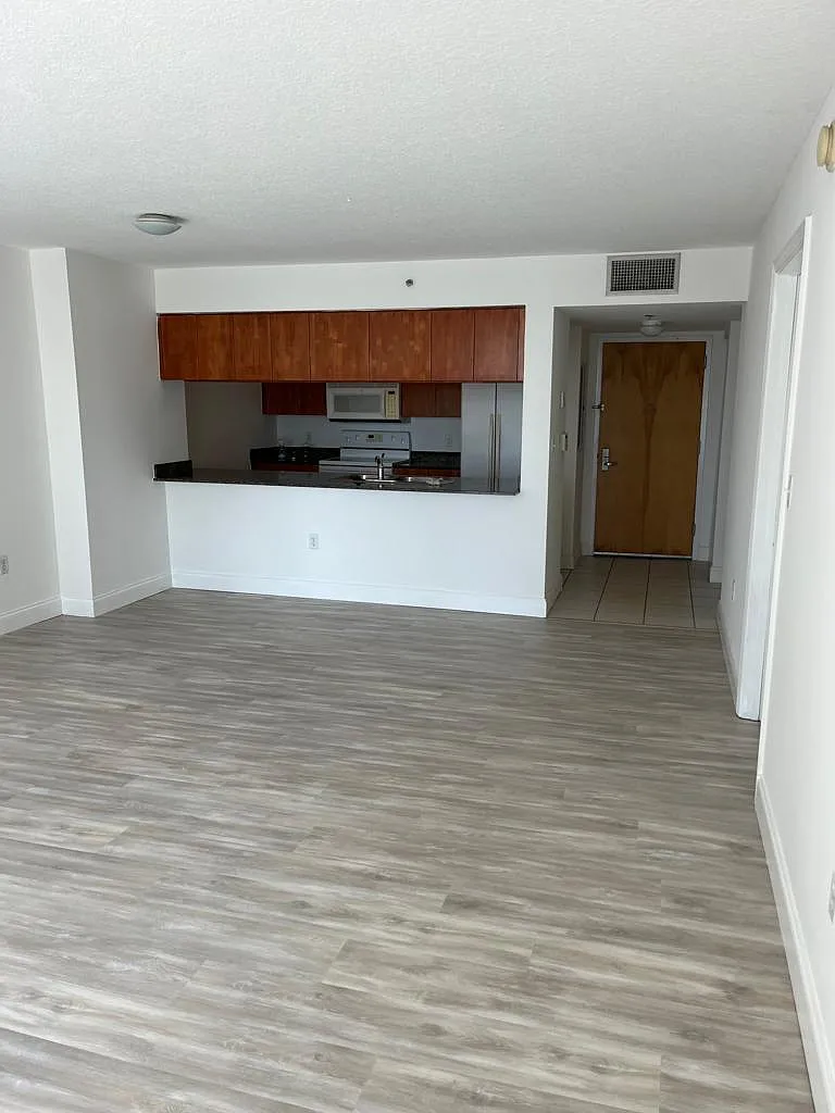 1 bed, 924 sqft, $2,950 — Photo 2