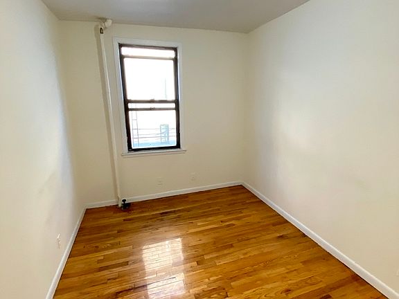 4th image of 3083 31st St APT 2R