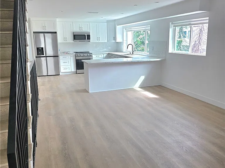 14169 Calvert St — Photo 1