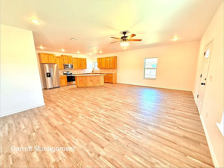 828 Elijah Ln — Photo 3