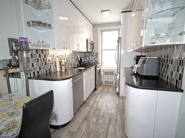 2209 Knapp Street image 1 of 18