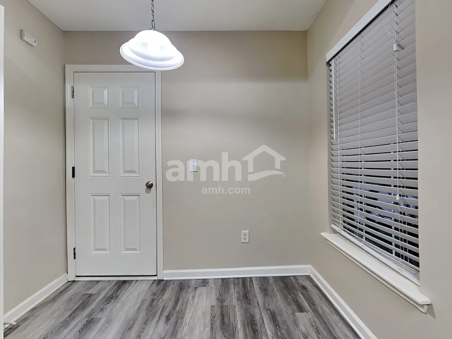 3 bed, 2.0 bath, 1376 sqft, $2,100 — Photo 4