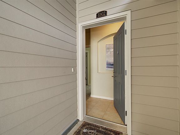 A covered entrance to greet your visitors. The garage also gives access directly into the home.