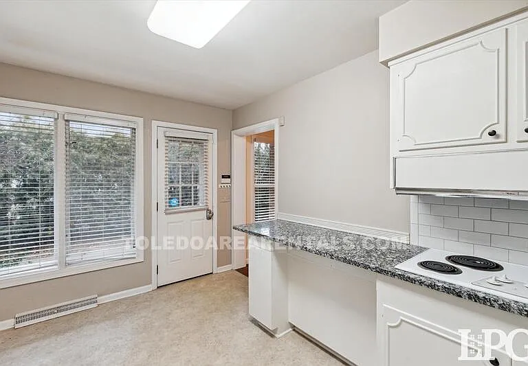 3835 Hillandale Rd E — Photo 22
