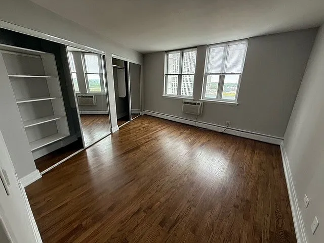 Sheridan Lake - 6401 N Sheridan Rd — Photo 21
