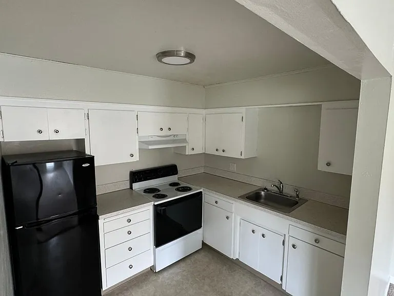 355 SW 10th St — Photo 5