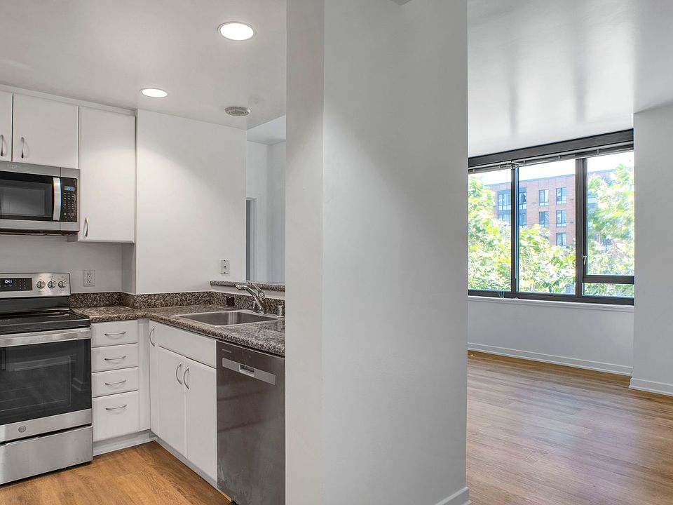 1st image of 250 King St Unit 270