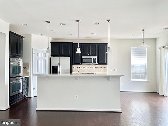 2nd image of 43913 Centergate Dr