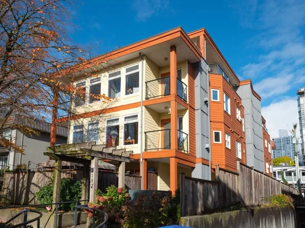 152 E 12th St #304, North Vancouver, BC V7L 2J4