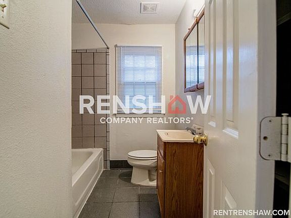 3rd image of 1056 W Walthal Cir